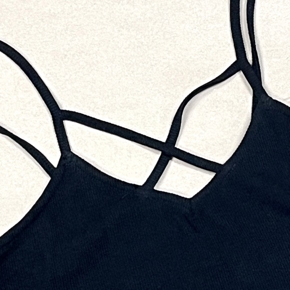 Black cross-cross crop top with spaghetti straps. Slightly stretchy. - Picture 3 of 4